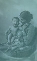 Photo of Dorothy Bonarjee with her son Denis in 1922