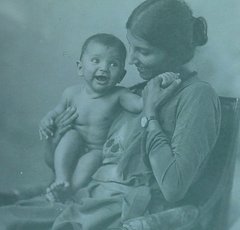 Photo of Dorothy Bonarjee with her son Denis in 1922