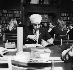 Photo of a Sikh student studying in the library